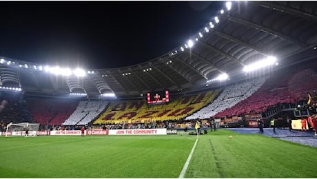 È iniziato il derby Roma-Lazio, la coreografia della Curva Sud: Oggi come ieri, anti-Lazio