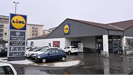 Seriate, donna accoltellata dal marito nel parcheggio di un supermarket Lidl: è grave