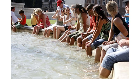 Il caldo continua a mordere, verso Ferragosto le città col bollino rosso salgono a 22