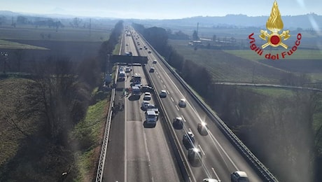 Due incidenti sulla A1, lunghe code nel tratto aretino. Automobilisti fermi sulla strada