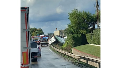 Incidente SS100, salgono a 3 i morti