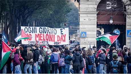 Scuola, protesta degli studenti in tutta Italia: a Roma striscioni contro il governo, a Milano attacco all'alternanza «che uccide»