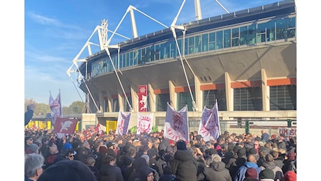 LIVE Contestazione contro la società: 5 mila tifosi protestano fuori dallo stadio