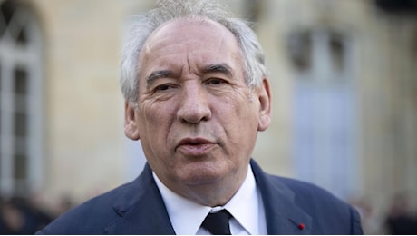 Il governo Bayrou nasce tra le gaffe ed è già al top di impopolarità: la scommessa è sopravvivere