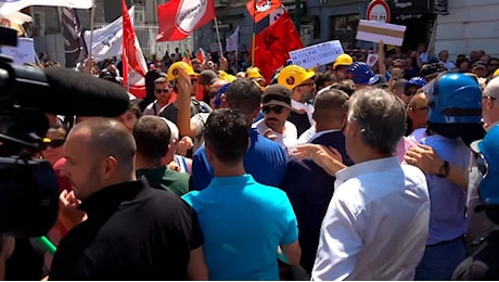 Corteo contro Meloni a Napoli, tensione con la polizia e grida: Via da qui