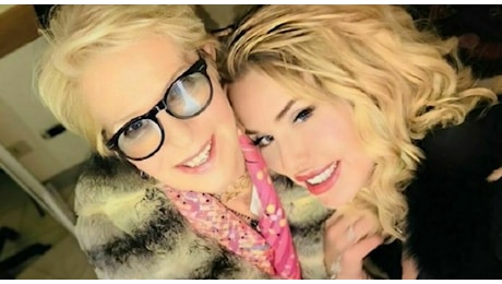 Valeria Marini, la lite con la madre Gianna Orrù e il messaggio della showgirl dopo il gelo a Domenica In: «Tu sei la mia cura»