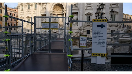 Apre la passerella della Fontana di Trevi, New York Times: una piscina comunale