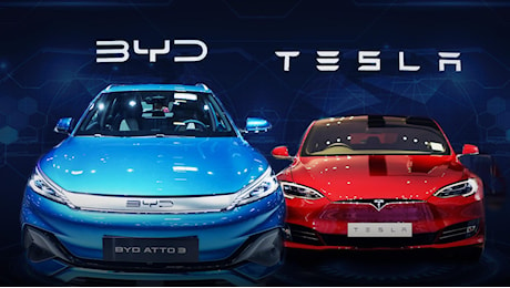 Auto elettriche, Tesla cala nelle vendite per la prima volta: così i cinesi di BYD preparano il sorpasso