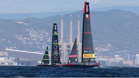 Vela - Louis Vitton Cup, il vento debole ferma il terzo match race tra Luna Rossa e Ineos Britannia: si resta sull’1-1