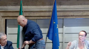 Terni, Bandecchi abbaia a FdI durante question time | Video