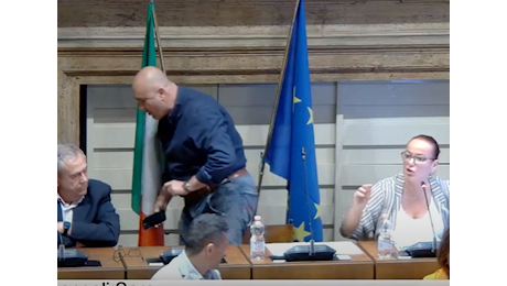 Terni, Bandecchi abbaia a FdI durante question time | Video