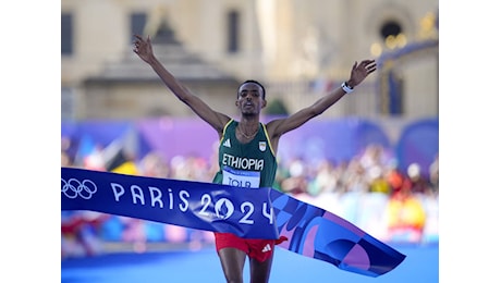 Maratona, l'etiope Tola vince con record olimpico. Crippa al 25° posto