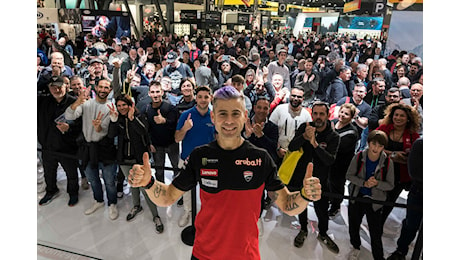 Eicma: piloti presi d’assalto dai fans, tour de force col sorriso