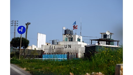 Libano, l’esercito israeliano spara contro le basi Unifil a comando italiano: le reazioni