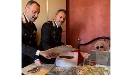 Sola il giorno di Natale, carabinieri vanno a trovare 92enne e le regalano giradischi e vinili