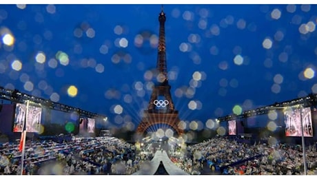 Cerimonia apertura Olimpiadi live: colpo di scena, Zidane passa la fiaccola a Nadal. Céline Dion canta sotto la Tour Eiffel illuminata