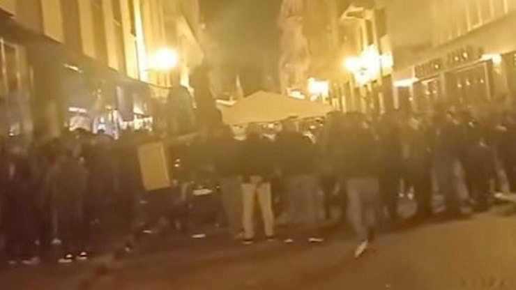 Un gruppo di alpini canta Faccetta nera all'adunata di Biella: è polemica - Tgcom24 Un gruppo di alpini canta Faccetta nera all'adunata di Biella: è polemica - Tgcom24