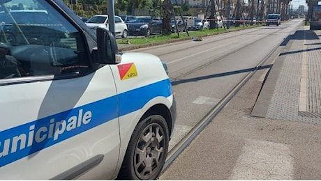 Schiaffi, pugni e gomitate ai vigili: fermato parcheggiatore abusivo