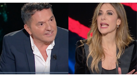 Selvaggia Lucarelli, bordate su Teo Mammucari: Delfino spiaggiato abituato alle donne nelle teche. E anche Flavia Vento lo critica