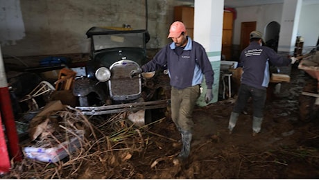 Alluvione Valencia, allerta meteo rossa per la provincia di Castellòn: “State in casa”. Il governo: ancora morti nelle auto