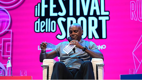 Clamoroso Carl Lewis: sul palco scarabocchia e strappa la foto di Trump