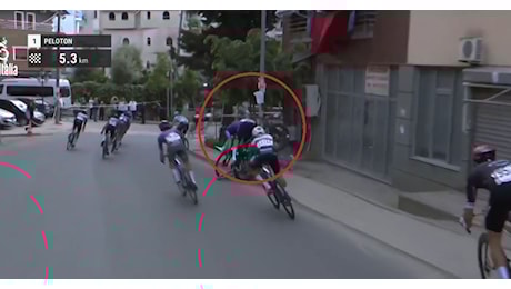 Caduta terribile per Mikel Landa che sbatte contro un palo: il Giro d'Italia del capitano della Soudal Quick Step è già finito