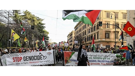 Genocidio e SS: il corteo pro Pal contro la partita Italia-Israele a Udine mostra subito il suo volto