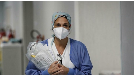 Variante Kp3, l'allarme dei medici: «Ripristinare mascherine e distanziamento negli studi». Boom di casi nel Lazio