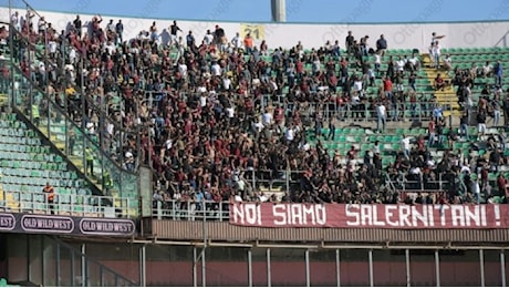 Palermo-Salernitana, attimi di paura: lancio di petardi nel settore ospiti