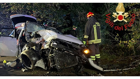 Auto con 5 ragazzi a bordo esce di strada sulla provinciale a Carugo: un morto e 4 feriti