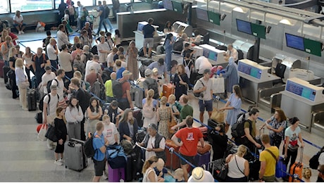 Crowdstrike down, problemi nei trasporti aerei e ferroviari in tutta Italie. Le news in diretta