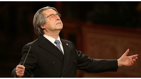 Riccardo Muti, l'augurio dal concerto di Capodanno a Vienna: «Pace e amore al mondo intero»