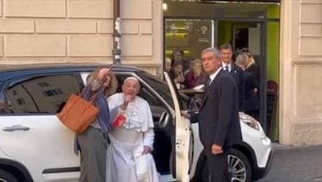 Il papa fa una visita di cortesia a sorpresa ad Emma Bonino