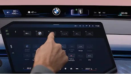 BMW presenta l’abitacolo del futuro, si chiama Panoramic iDrive