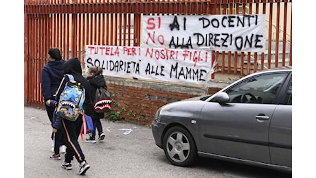 Prof aggredita a Castellammare di Stabia, scuola blindata e striscioni per i genitori: «Solidarietà alle mamme»