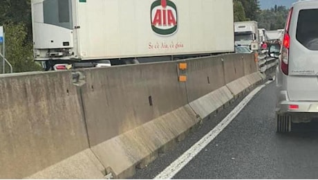 Camion di traverso in Fi-Pi-Li: 4 km di coda e strada chiusa per ore