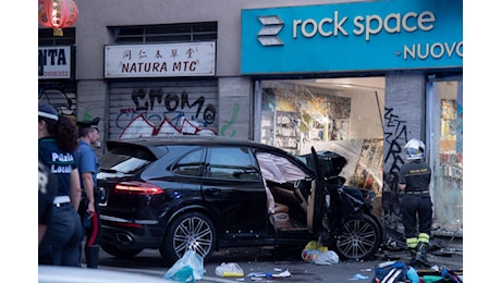 Milano, schianto in suv a Chinatown: morti coniugi a bordo