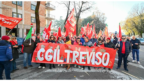 Sciopero generale, oltre 1.500 in piazza Vittoria. Visentin (Cgil): «Siamo in tanti per protestare su questi temi, ma non per ideologia»