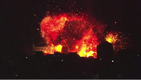 Enorme esplosione fa tremare Beirut: la notte si colora di rosso durante i nuovi attacchi aerei di Israele