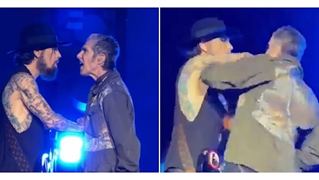 Botte da orbi sul palco durante il concerto dei Jane’s Addiction: il cantante Perry Farrell ha aggredito il chitarrista Dave Navarro. Il video diventa virale