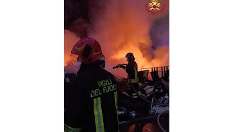 Maxi incendio a Tor Cervara in via Melibeo, fiamme in stabile ex poligrafico occupato