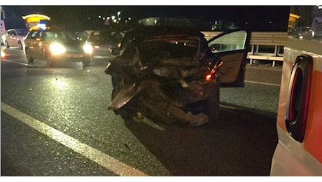 Violento impatto tra due auto in A2 a Pontecagnano. Feriti i conducenti