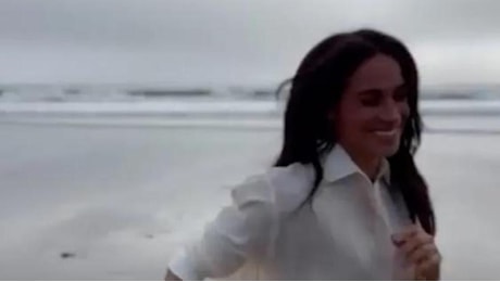 Meghan Markle torna su Instagram con un account personale: la duchessa in un video a piedi nudi in spiaggia