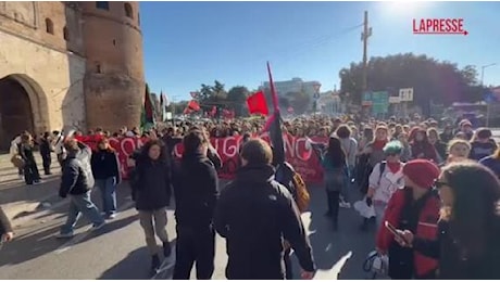 Roma, partito il corteo studentesco per lo sciopero nazionale: No Meloni Day