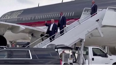 Milwaukee, Trump saluta con il pugno alzato scendendo dall'aereo