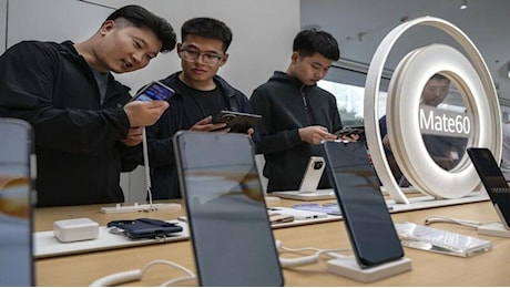 Apple lancia l'Iphone 16: ok, ma lo sapete che Huawei e la Cina la stanno divorando? Smartphone a tre schermi e modelli low cost: la guerra dei telefoni entra nel vivo