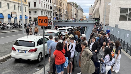 Taxi a Roma, l'attacco di Mollicone (FdI): «Più veloce volare in Europa che tornare a casa». E scoppia la polemica
