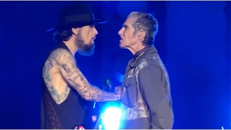 Perry Farrell ha dato un cazzotto a Dave Navarro onstage durante un live dei Jane’s Addiction