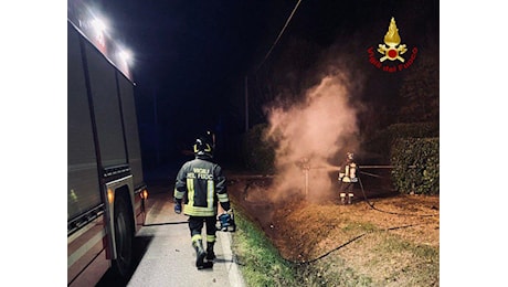 L’auto finisce nel canale, si ribalta e prende fuoco: muore carbonizzata 26enne