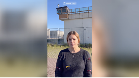 Il messaggio di Ilaria Salis in visita al carcere di Monza: «Il sovraffollamento è estremamente visibile»